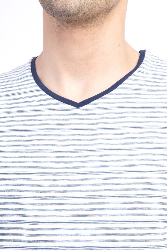 Erkek Giyim - V Yaka Çizgili Slim Fit Tişört