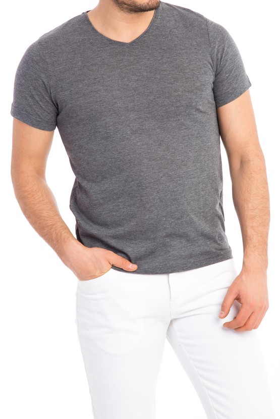 Erkek Giyim - V Yaka Tişört