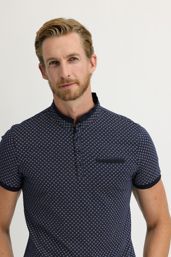 Erkek Giyim - Slim Fit Düğmeli Yaka Baskılı Tişört