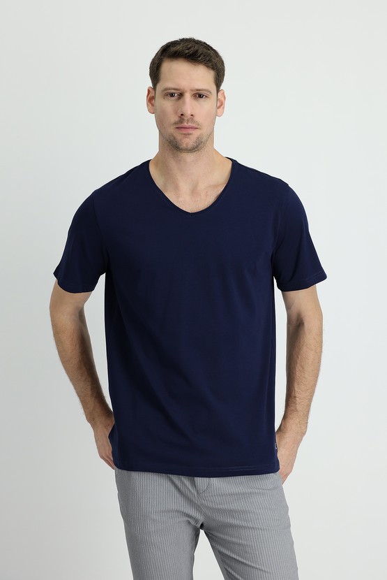Erkek Giyim - V Yaka Slim Fit Dar Kesim Nakışlı Süprem Tişört